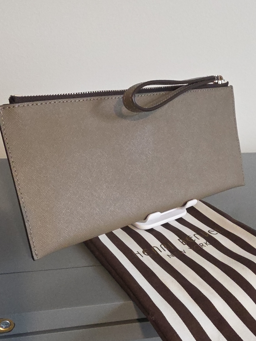HENRI BENDEL NEW YORK NWOT Taupe Saffiano Wristlet/Clutch with Dust Bag - Picture 7 of 11
